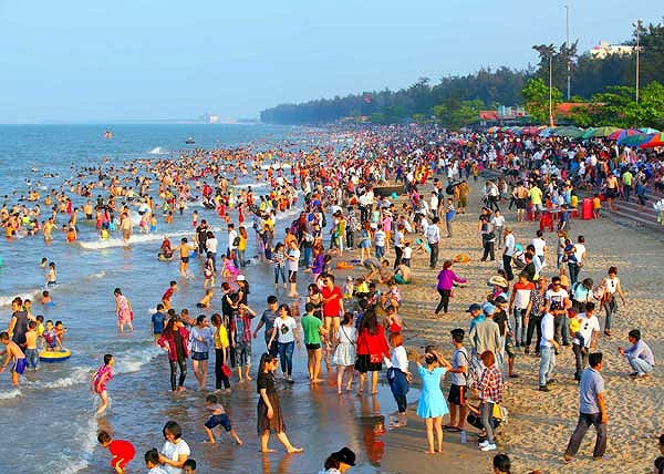 Biển Cửa Lò ngày càng thu hút đông khách du lịch đến nghỉ dưỡng