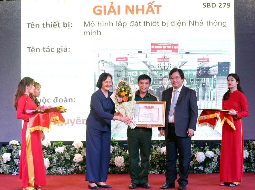 Nguyên Bộ trưởng LĐ-TB&XH Nguyễn Thị Hằng và Tổng Cục trưởng Giáo dục Nghề nghiệp Nguyễn Hồng Minh trao giải Nhất hội thi năm nay