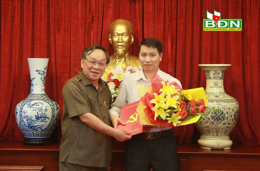Đồng chí Lê Diễn trao quyết định và chúc mừng đồng chí Bùi Huy Thành.