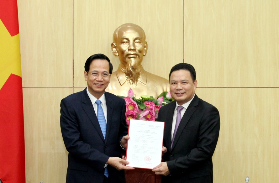 Bộ trưởng Đào Ngọc Dung trao quyết định cho đồng chí Lê Văn Thanh