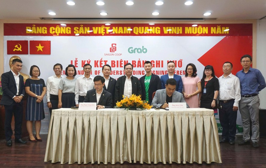 Đại diện Saigon và Grab ký kết hợp tác nhằm mang đến cho người tiêu dùng những trải nghiệm mua sắm và dịch vụ tiện ích vượt trội