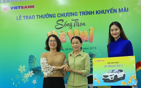 Bà Bùi Thị Kiều Oanh – Phó GĐ Khối KHCN Vietbank trao giải Đặc biệt cho khách hàng Phạm Thị Xử