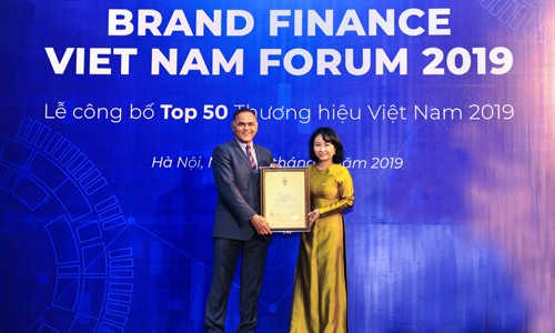 Bà Trần Thu Huyền - Thành viên HĐQT kiêm Giám đốc Khối Nhân sự VietinBank nhận chứng nhận Top 50 Thương hiệu giá trị nhất Việt Nam 2019 