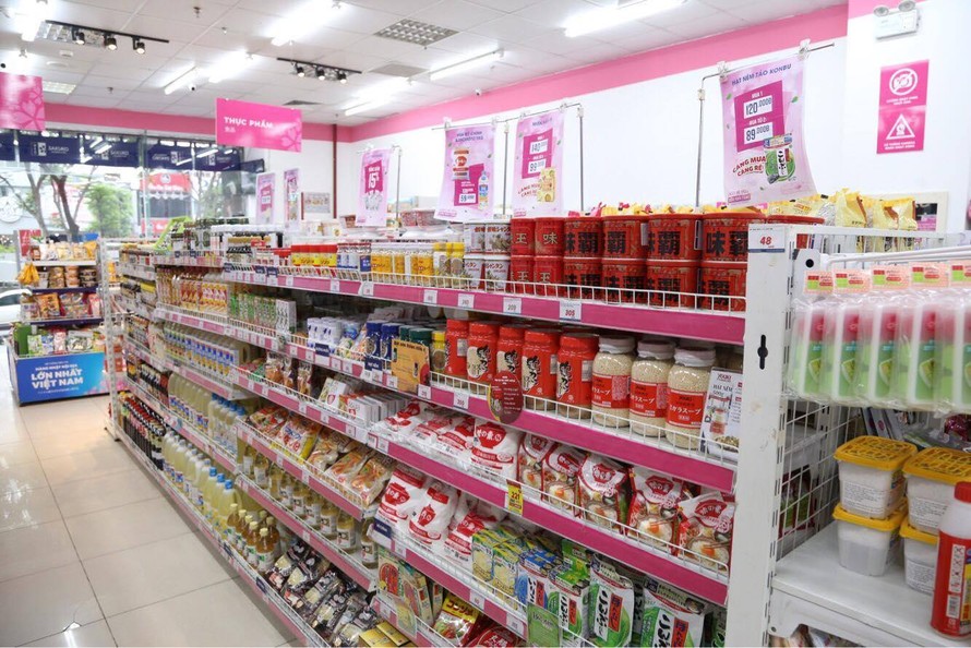 Các loại bánh, nước ngọt, dầu ăn và thực phẩm dành cho sinh hoạt hàng ngày là mặt hàng rất đa dạng chủng loại tại siêu thị Sakuko. 