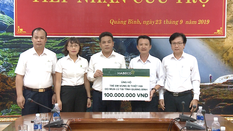 Habeco trao 100 triệu đồng ủng hộ trẻ em vùng bị ảnh hưởng mưa lũ tại tỉnh Quảng Bình 