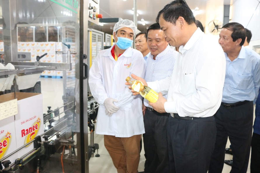 Bộ trưởng Bộ NN-PTNT Nguyễn Xuân Cường thăm Nhà máy tinh luyện dầu ăn Ranee