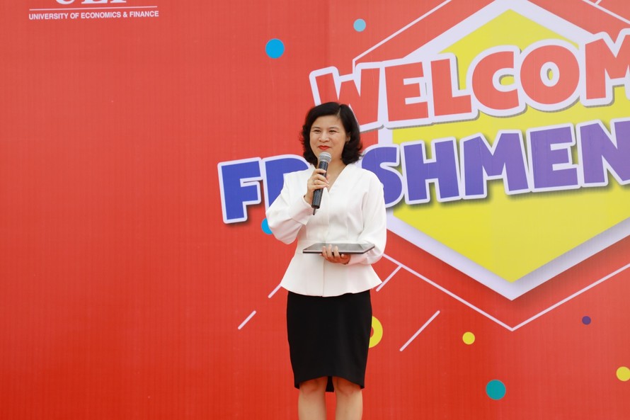 PGS.TS Vũ Thị Tú Anh truyền cảm hứng học tập cho sinh viên UEF qua những câu chuyện thực tế