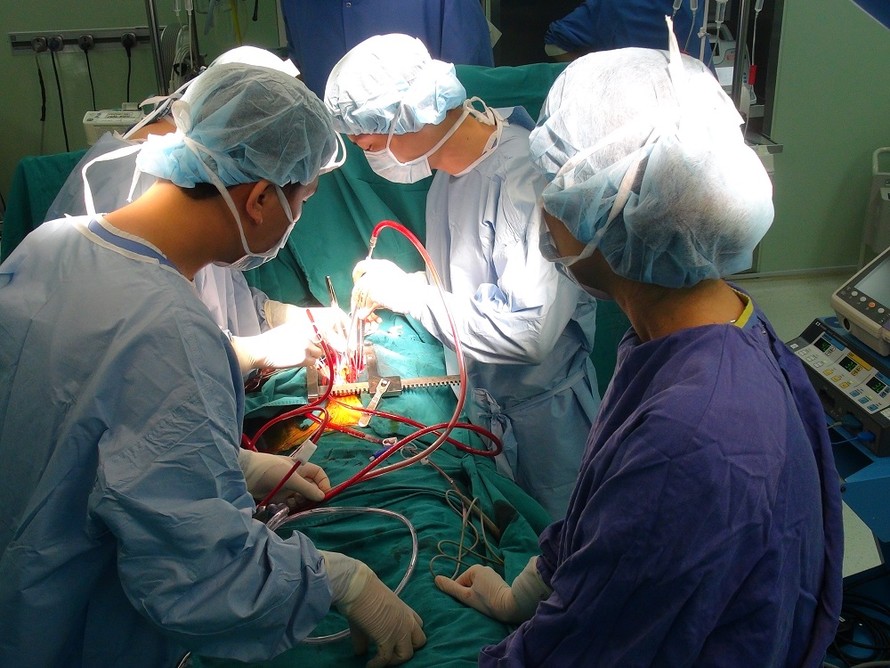 Chi phí cao và có thể phát sinh chi phí trong suốt quá trình điều trị khiến phẫu thuật tim mạch thường được ví là “cỗ máy đốt tiền”