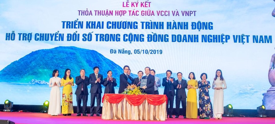 Lễ ký hợp tác giữa VCCI cùng Tập đoàn Bưu chính Viễn thông (VNPT) trong xây dựng và triển khai Chương trình hành động hỗ trợ chuyển đổi số trong cộng đồng doanh nghiệp.