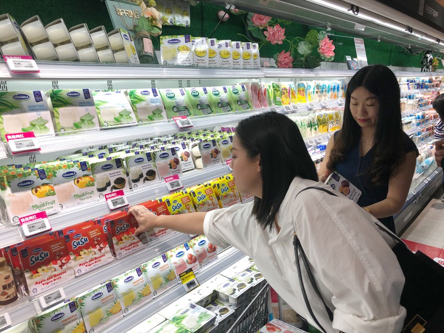 Khu vực bán sản phẩm sữa chua của Vinamilk tại siêu thị Hợp Mã (thuộc Alibaba) tại Hồ Nam, Trung Quốc