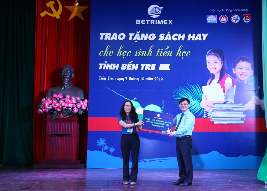 Ông Thái Văn Chuyện trao bảng đồng hành cùng dự án “Sách hay dành cho học sinh tiểu học”