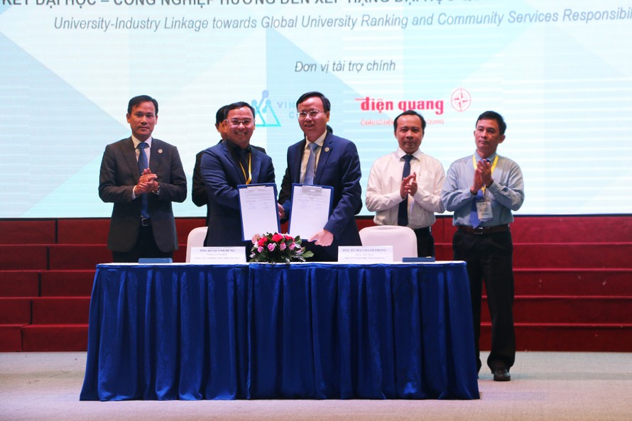 Đại diện trường Đại học Bách Khoa (Đại học Quốc gia TP.HCM) và Công ty Cổ phần Bóng Đèn Điện Quang ký kết thỏa thuận hợp tác toàn diện.