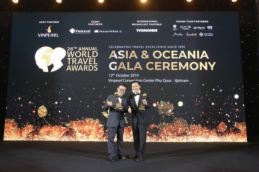 Đại diện Fraser Suites Hanoi lên nhận giải thưởng World Travel Awards 2019