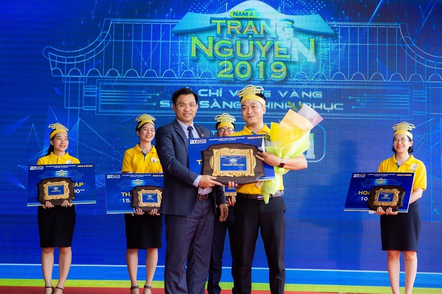 Ông Trần Ngọc Tâm – Tổng giám đốc Nam A Bank trao danh vị Trạng Nguyên 2019 cho thí sinh Phan Ngọc Dương.