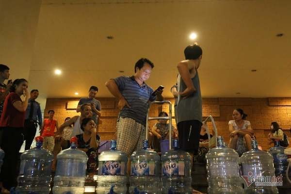 Người dân phường Mộ Lao, Hà Đông xếp hàng 1h sáng chờ lấy nước sạch. 