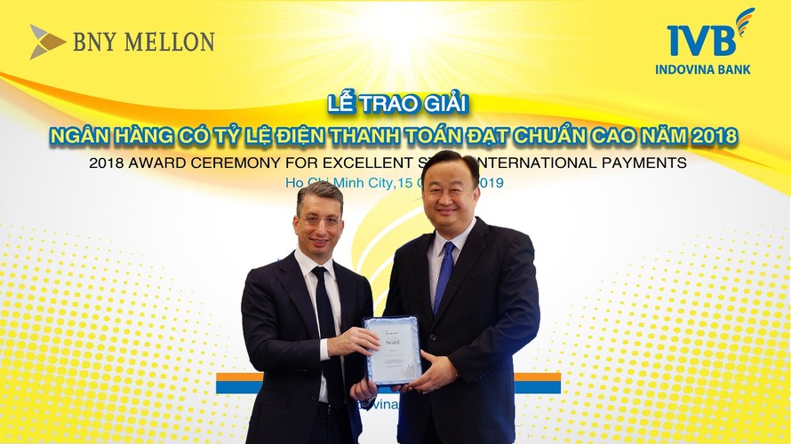 Ông Liu Chun Hao – Tổng Giám Đốc Ngân hàng Indovina vinh dự nhận giải thưởng từ đại diện Ngân hàng BNY Mellon (Mỹ)