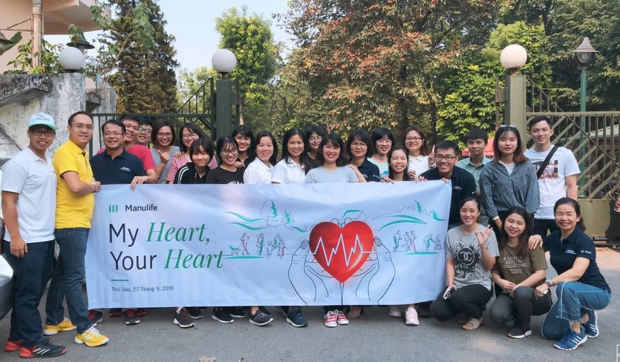 Đông đảo nhân viên nữ nhiệt tình tham gia Ngày hội Đi bộ Toàn cầu – Vì trái tim Khỏe mạnh.