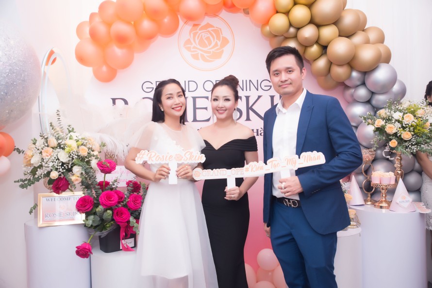 Rosie skin được thành lập bởi nữ doanh nhân Ánh Trần, sau bao năm dành tâm huyết tìm hiểu vể mỹ phẩm.