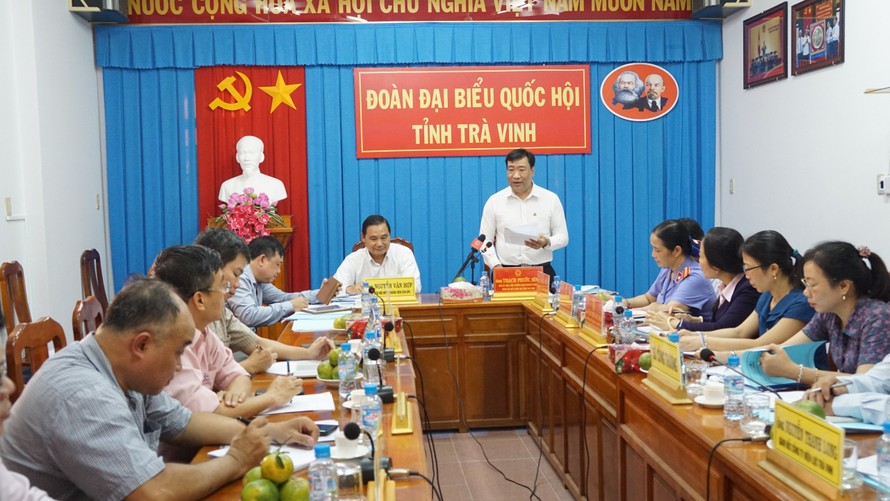 Chủ tịch HĐTV EVNSPC Nguyễn Văn Hợp (ngồi trực diện, trái) và làm việc với Đoàn ĐBQH tỉnh Trà Vinh