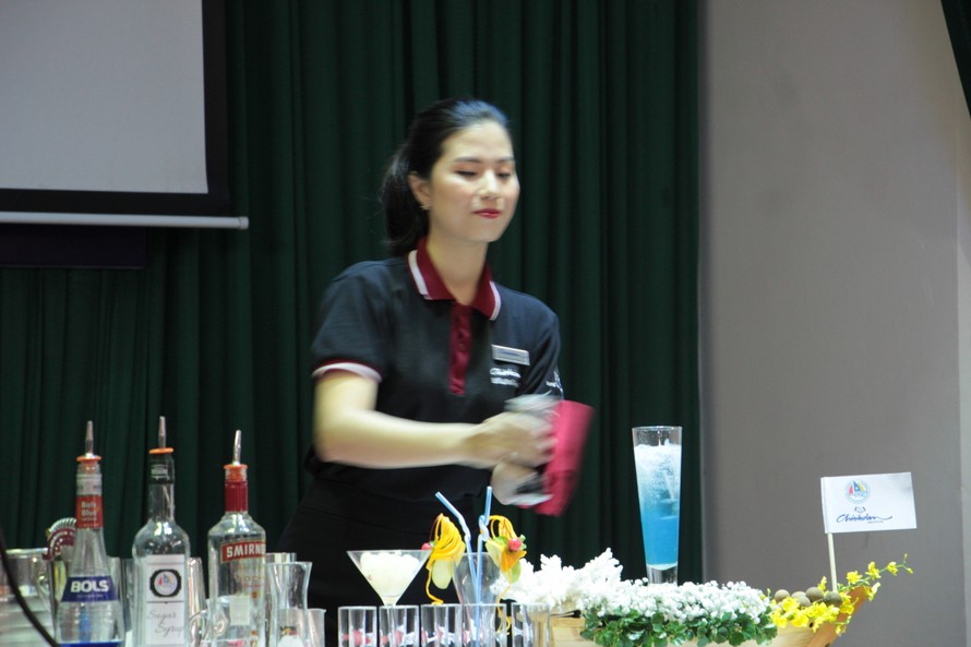 Sinh viên Việt Nam trình diễn pha chế cocktail tai trường tại trường Cao đẳng Du lịch Hà Nội