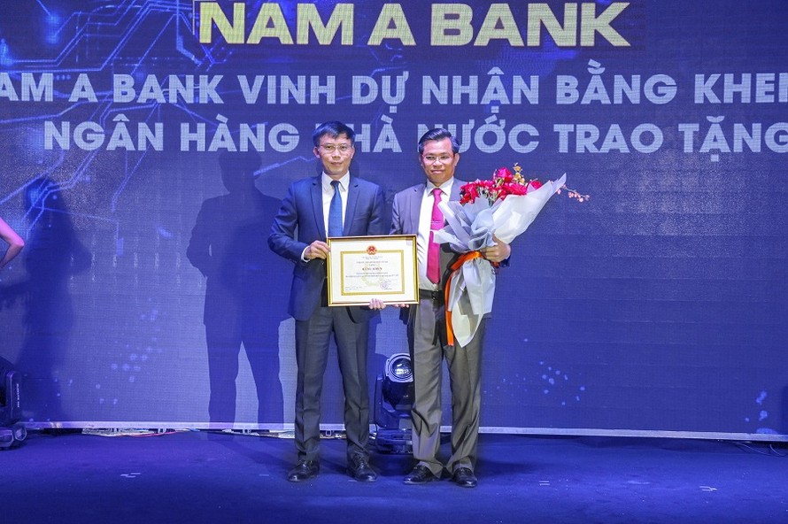 Nam A Bank nhận Bằng khen vì đã có thành tích xuất sắc góp phần hoàn thành nhiệm vụ Ngân hàng năm 2017-2018 của Thống đốc NHNN Việt Nam trao tặng.