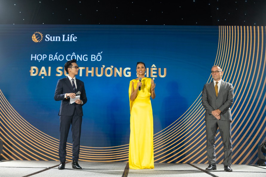 Ông Larry Madge, Tổng giám đốc Sun Life Việt Nam và Hoa hậu H’Hen Niê phát biểu tại sự kiện.