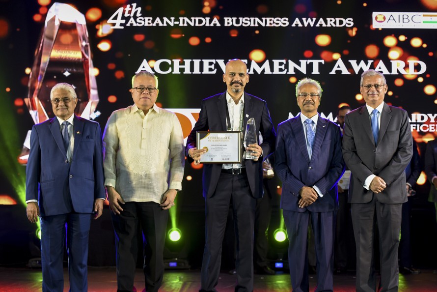 Ông Mandar Vaidya- Giám đốc điều hành khách sạn OYO khu vực Đông Nam Á và Trung Đông đã đại diện tiếp nhận giải thưởng này từ Bộ trưởng Thương mại và Công nghiệp Philippines Ramon Lopez 