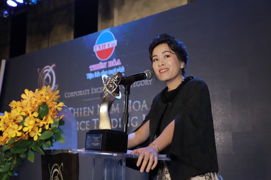 Bà Nguyễn Trần Thảo Nguyên - Tổng Giám đốc Thiên Nam Hòa phát biểu cảm nghĩ khi nhận giải thưởng