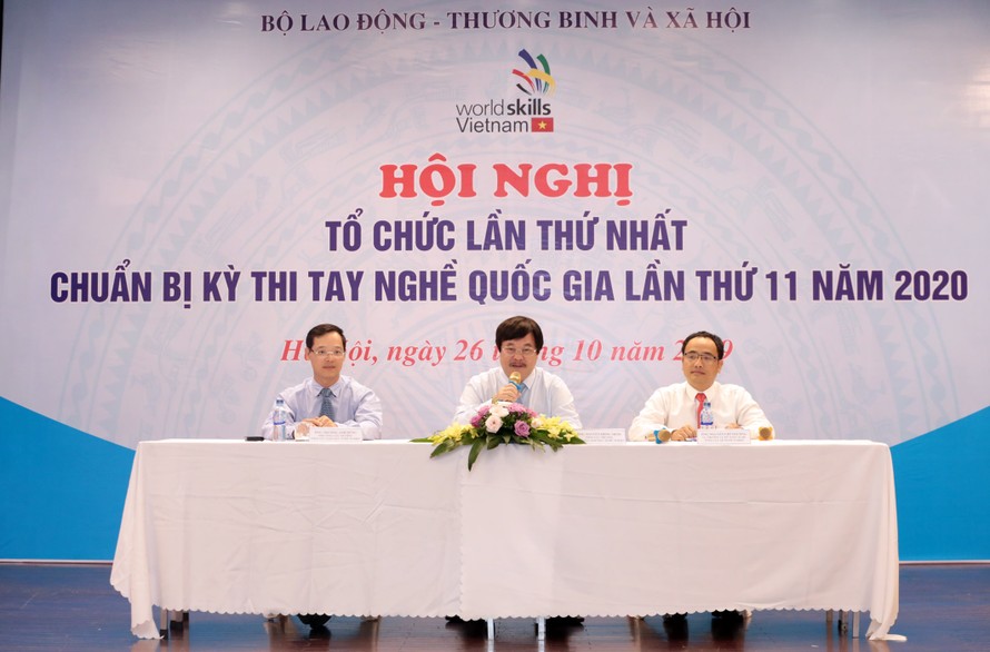 Tiến sĩ Nguyễn Hồng Minh, Tổng Cục trưởng Tổng cục Giáo dục nghề nghiệp (giữa) trao đổi tại hội nghị.