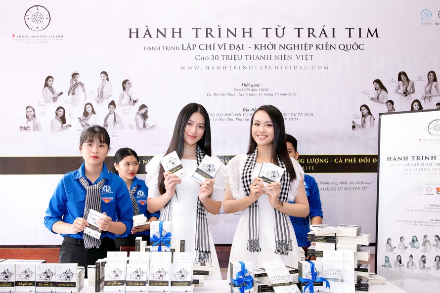 Hoa hậu Phương Khánh, người đẹp Thủy Tiên trao tặng những cuốn sách quý đến các bạn sinh viên tại trường ĐH Bách Khoa Tp. HCM và ĐH Nội Vụ - Phân hiệu tại Hồ Chí Minh.
