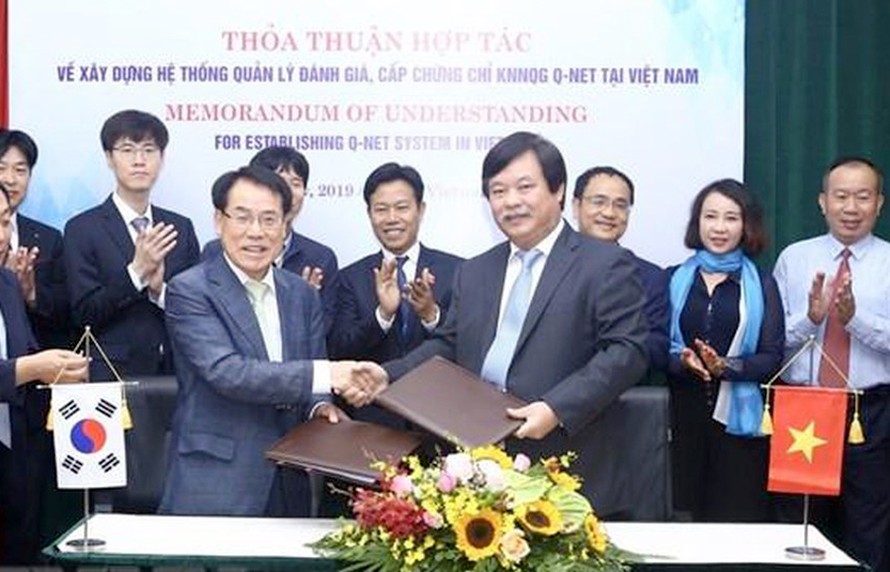 Ông Nguyễn Hồng Minh (phải) - Tổng cục trưởng Tổng cục Giáo dục nghề nghiệp và ông Mu Jang Byun (trái) - Phó chủ tịch Cơ quan Phát triển nguồn nhân lực Hàn Quốc (HRD) ký kết thỏa thuận hợp tác.