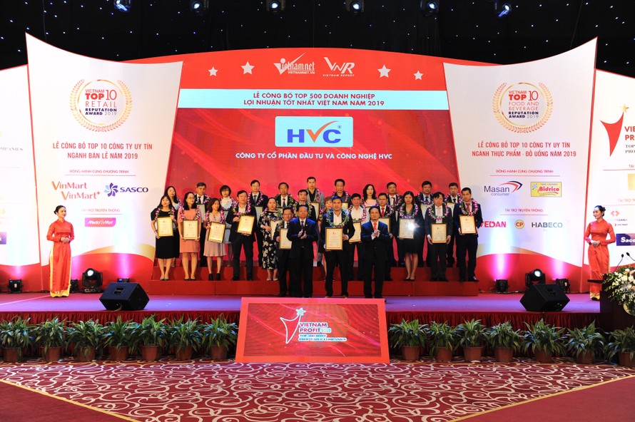 Ông Lê Văn Cường – Phó Tổng Giám đốc - đại diện HVC Group nhận vinh danh Profit500 – 2019