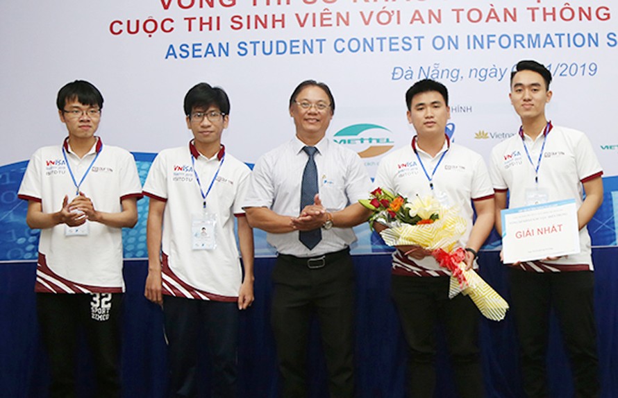 Ban Tổ chức trao giải Nhất cho đội tuyển ISITDTU của ĐH Duy Tân