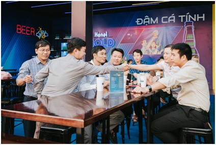 Khách hàng tham dự sự kiện Lễ hội Bia Hà Nội 2019 thưởng thức các dòng bia mới của Habeco