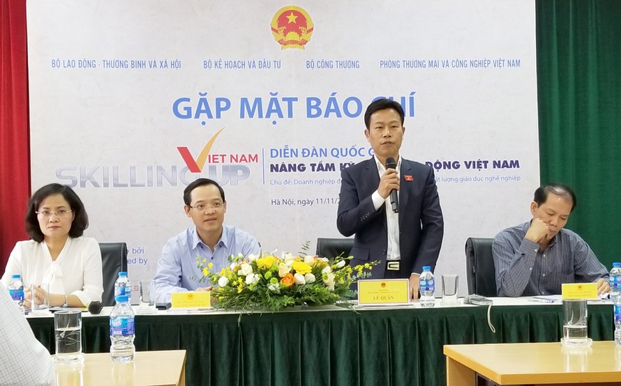 Thứ trưởng LĐ-TB&XH Lê Quân (đứng) thôn tin về Diễn đàn quốc gia Nâng tầm kỹ năng lao động Việt Nam (Skilling up).