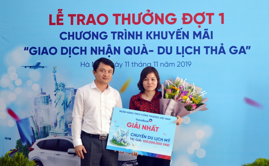 Ông Hoàng Xuân Phong - Giám đốc VietinBank Quang Minh trao giải Nhất cho KH may mắn