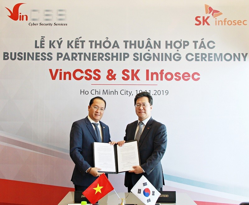 Tổng Giám đốc Công ty VinCSS, ông Đỗ Ngọc Duy Trác (bên trái) và ông Lee YongHwan, CEO của SK Infosec tại Lễ ký kết hợp tác sáng nay.