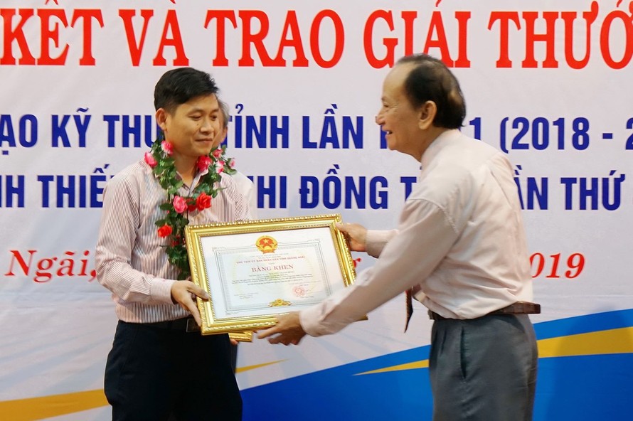 Nguyễn Thành Bông thay mặt nhóm tác giả nhận giải Nhì và Bằng khen của UBND tỉnh Quảng Ngãi