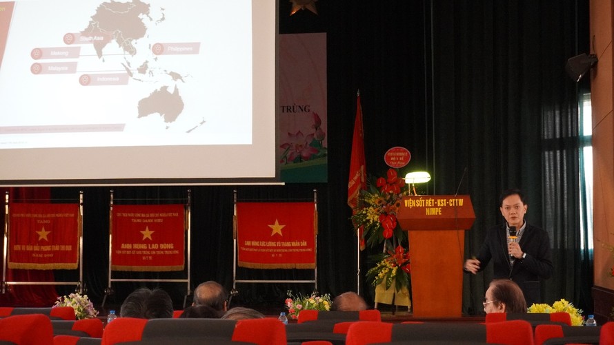 Ông Lim Say Piau – Giám đốc Tiếp thị mảng giải pháp kiểm soát Véc-tơ truyền bệnh khu vực Châu Á Thái Bình Dương (APAC) của Bayer trình bày cách tiếp cận mới trong việc Kiểm soát Véc-tơ truyền bệnh