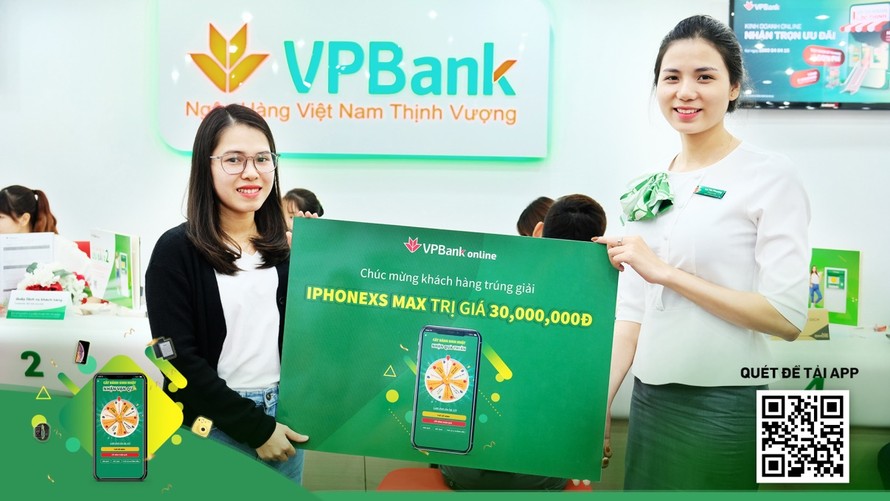 Chị Hoàng Thị Hoài Phương nhận giải tại chi nhánh VPBank Ngô Quyền