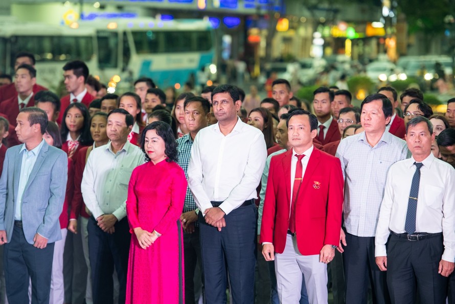 Ông Ganesan Ampalavanar, TGĐ Nestlé Việt Nam, cùng các đại biểu và đoàn thể thao Việt Nam dâng hoa Bác Hồ