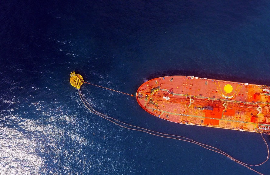 Tàu nhập dầu thô tại phao SPM NMLD Dung Quất