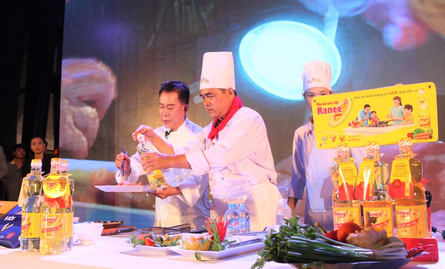 Show diễn độc đáo của Vua đầu bếp Martin Yan và đầu bếp KS Đông Xuyên La Minh Tâm cùng Ranee