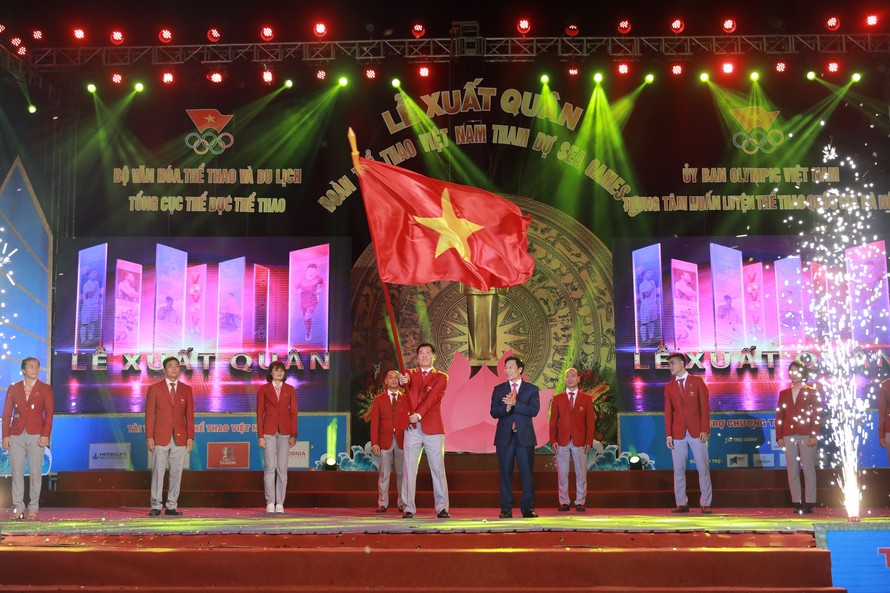 Nghi thức trao cờ tổ quốc cho đoàn thể thao Việt Nam trong lễ xuất quân