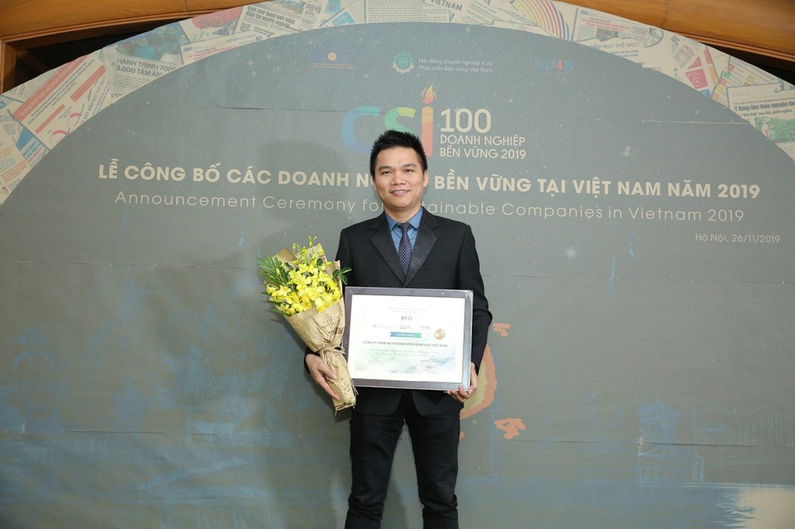 Ông Nguyễn Thành Đạt - GĐ Truyền Thông Herbalife VN và Campuchia nhận giải thưởng Doanh nghiệp bền vững 2019