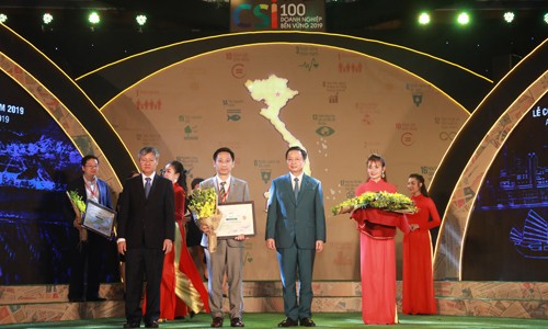 Ông Trần Hồng Hà, Bộ trưởng Tài nguyên và Môi trường và ông Võ Tân Thành, Phó Chủ tịch Phòng Thương mại và Công nghiệp Việt Nam, trao chứng nhận Top 10 doanh nghiệp bền vững năm 2019 lĩnh vực sản xuất cho 