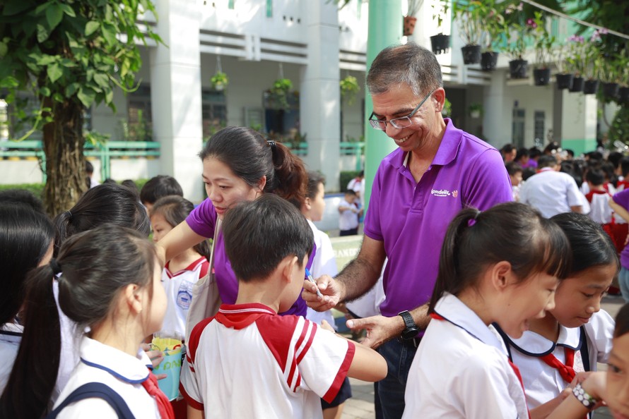 Mondelez Kinh đô Việt Nam tuyên truyền giảm thiểu rác thải nhựa đến học sinh 