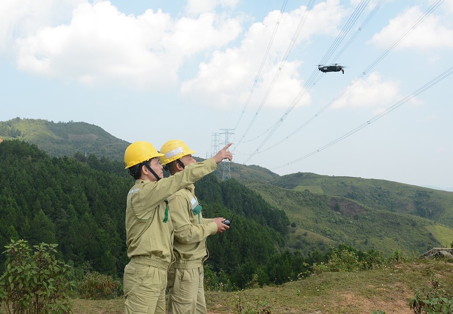 Công nhân PTC1 dùng flycam kiểm tra tuyến đường dây trên đỉnh đèo Pha Đin
