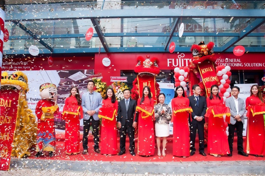Nghi thức cắt băng chính thức khai trương showroom Fujitsu đầu tiên tại Việt Nam