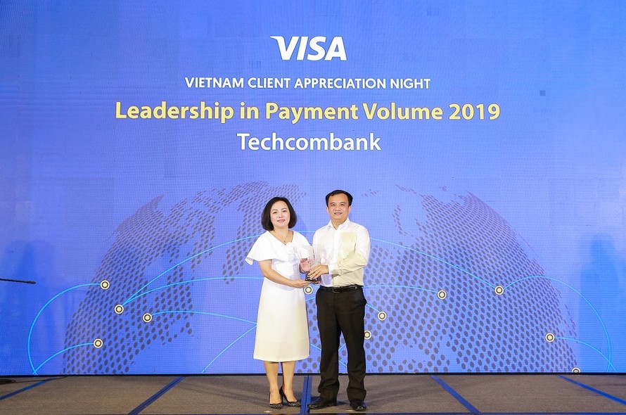 Đại diện Techcombank nhận giải thưởng cao quý nhất cho vị trí số 1 thị trường